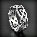 Bague en argent composée d'un bel entrelacs celtique ajouré, compter deux tailles supplémentaires...