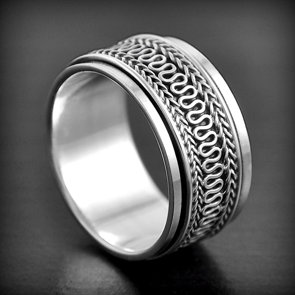 Très jolie bague anneau tournant en argent finement décorée de petits fils entrelacés, prendre 2...
