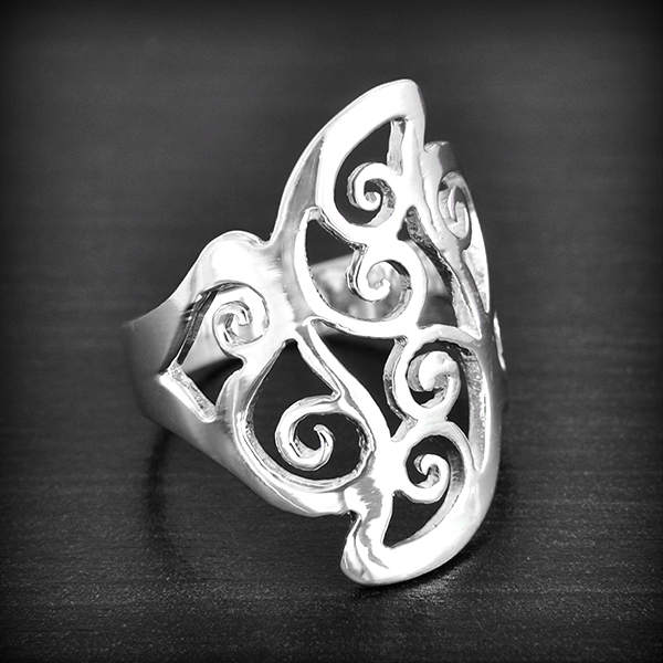 Bague en argent ajourée de jolis motifs floraux assymétriques (h:26mm).