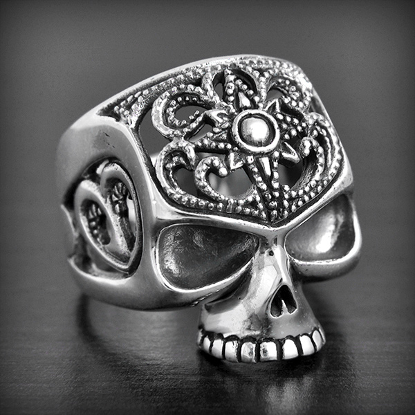 Bague tête de mort ajourée en argent, filigrane délicat de curs et d'étoile (h:24mm).
