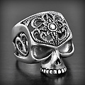 Bague tête de mort ajourée en argent, filigrane délicat de curs et d'étoile (h:24mm).
