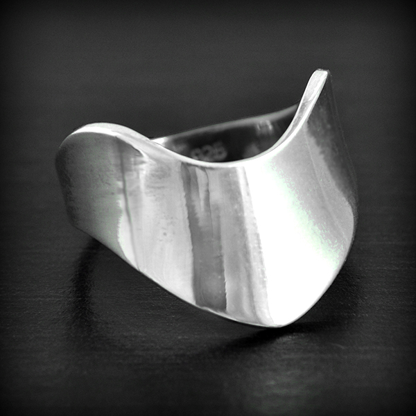 Superbe bague en argent d'un ruban courbé en polissage miroir, modèle chic et intemporel (h:13mm).