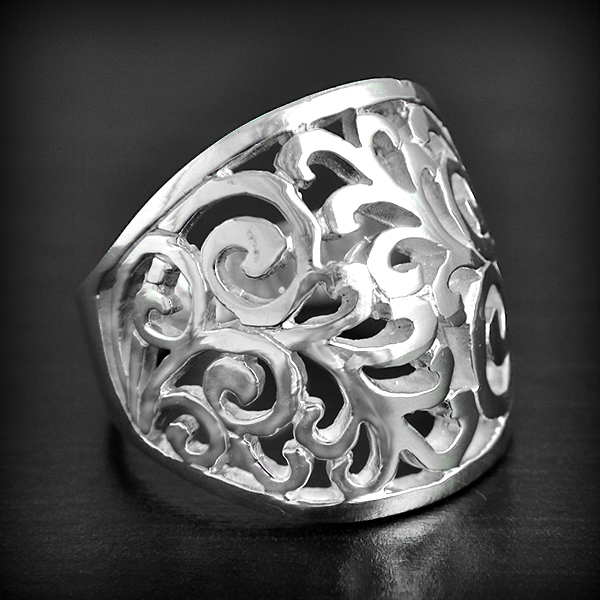 Jolie bague bombée en argent ajourée de motifs floraux (h:22mm).