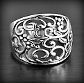 Superbe bague en argent ornée de motifs floraux de vigne ajourée (h:17mm).