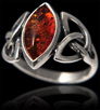 Magnifique modèle de bague argent et Ambre véritable, entrelacs "trinité".  (h:15mm).