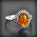 Bague en argent de style ancien d'un cabochon d'ambre de couleur cognac (h:14mm)