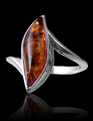 Bague en argent avec ambre véritable de la mer Baltique, modèle très féminin, épuré et moderne,...