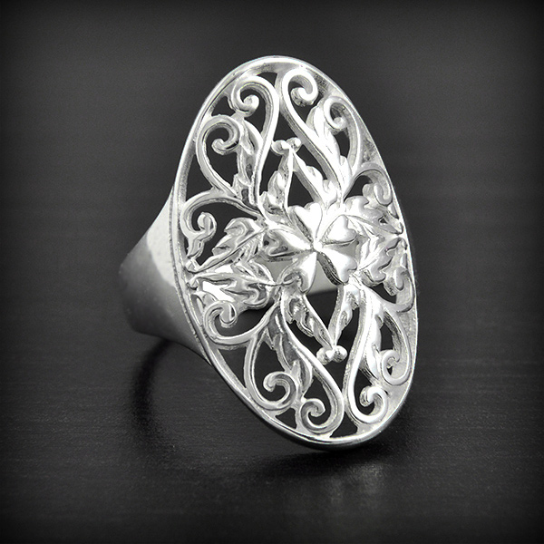 Jolie bague en argent ajourée de motifs en coeurs et fleurs, belle finition (h:27 mm).