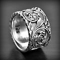 Bague anneau massif en argent magnifiquement ciselé de motifs floraux, une petite partie lisse...