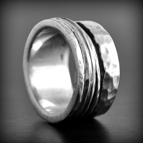 Belle bague de création originale THEMA en argent composée de 3 anneaux fins mobiles et d'un...