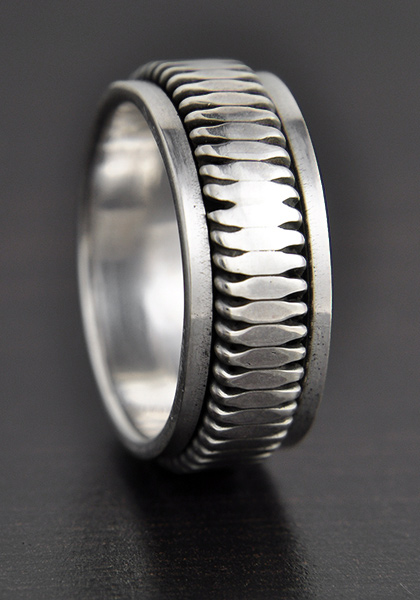 Bague anti-stress en argent avec anneau tournant strié (h:9mm).