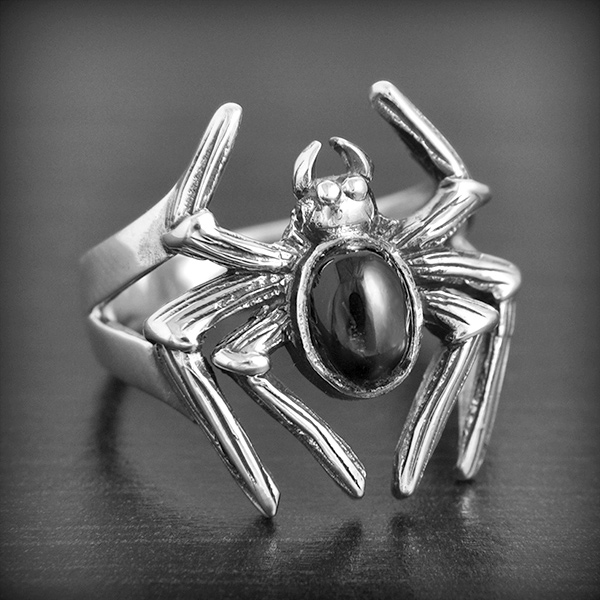 Bague araignée en argent  avec le corps en onyx noire, très belle finition (h:24 mm).