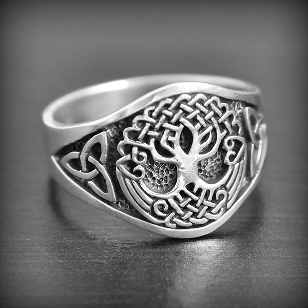 Bague en argent forme anneau délicatement gravé d'un arbre de vie et de part et d'autre de petits...