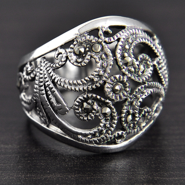 Bague en argent et marcassites, en motif floral délicatement ajouré, c'est une reproduction...