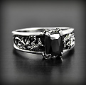 Splendide bague en argent de style médiévale sertie d'un zirconium rectangulaire noir ou blanc...