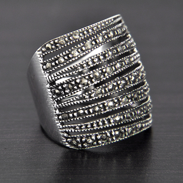 Bague en argent et marcassites sur plusieurs rangée ajourée, de style plutôt moderne et chic,...