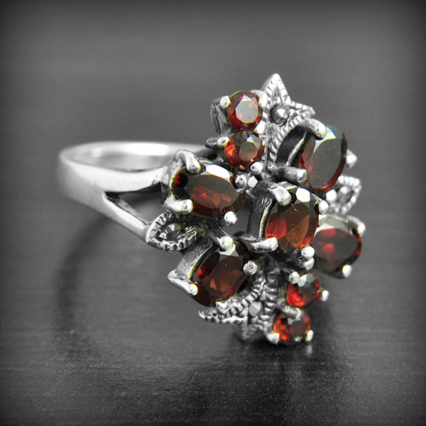 Très belle bague en argent et marcassites en bouquet avec de belles pierres de Grenat facettées...