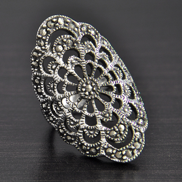 Très belle bague élancée en argent et marcassites, en dentelle ajourée, c'est une reproduction...