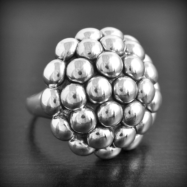 Bague en argent résolument chic et originale, composée de bulles en volume. Modèle soufflé...