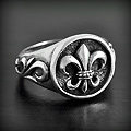 Très belle bague en argent d'une fleur de lys en cachet et jolis ornements floraux en relief de...