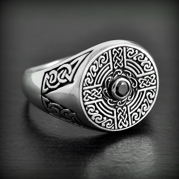 Jolie bague en argent de forme cadran d'entrelacs avec au centre un petit zirconium noir (h:17mm).