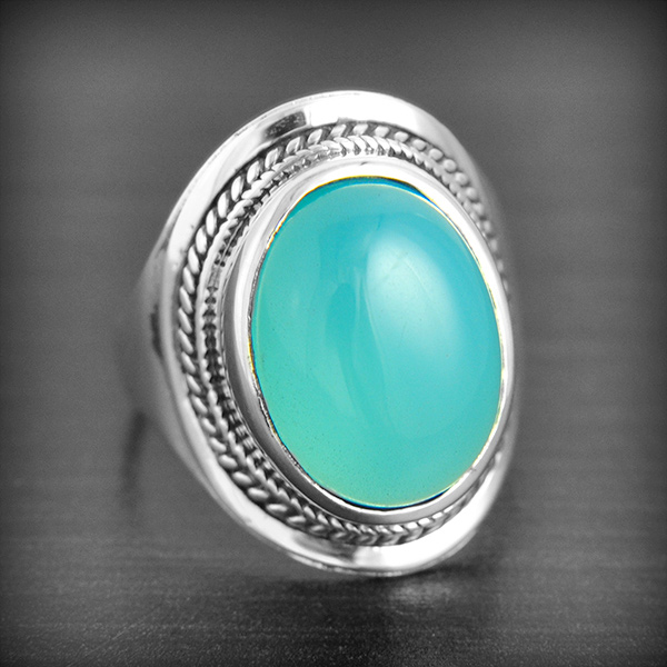 Bague en argent d'une belle pierre de calcédoine sertie d'une cordelière fine (h:25 mm).