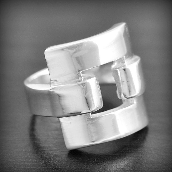 Bague originale en argent d'un carré ajouré lisse, modèle massif de beau volume (h:20 mm).