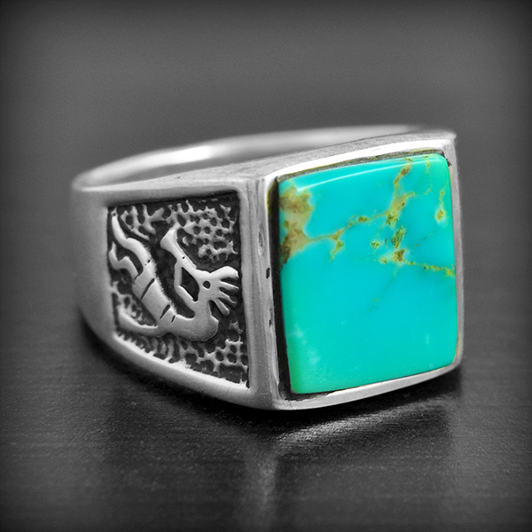 Bague en argent chevalière avec turquoise véritable sur le chaton et de part et d'autre des...