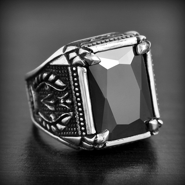 Magnifique chevalière en argent ornée de délicats motifs de part et d'autre d'un zirconium noir...