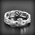 Bague cur Claddagh en argent, l'anneau est entièrement dessiné d'entrelacs, un symbole d'amour,...