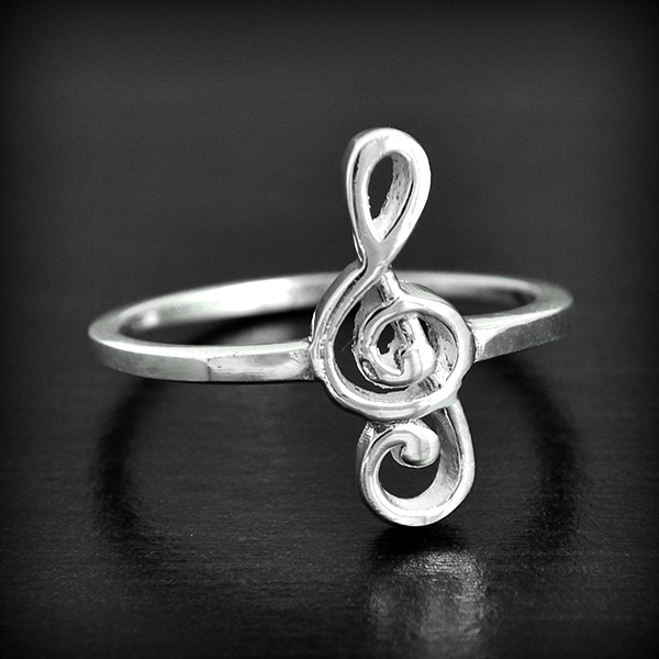 Jolie bague fine en argent ornée d'une clé de sol musicale (h:16mm).