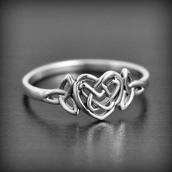 Bague en argent d'un coeur Claddagh en entrelacs celtiques ajourés, paré de petits entrelacs...