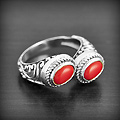 Magnifique bague en argent de deux corail rouge en tête bêche serti de cordelière et de motifs...