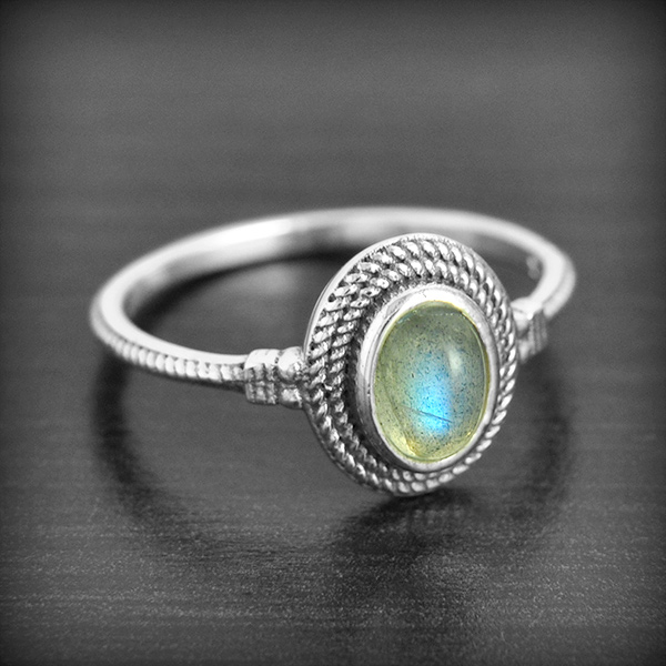 Jolie bague en argent d'une pierre de Labradorite, Pierre de Lune, Quart Rose ou Améthyste...