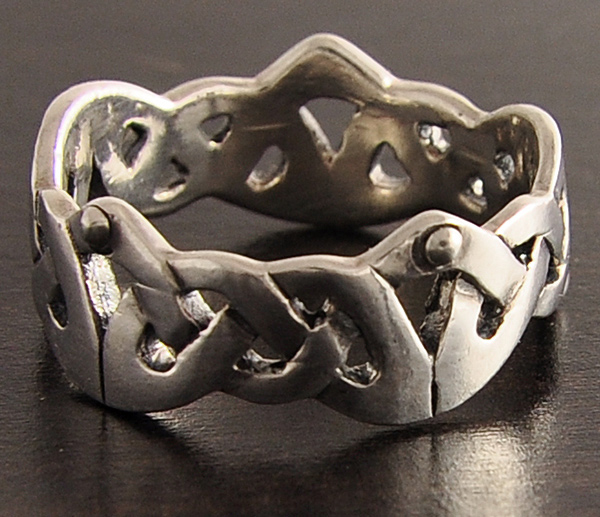 Bague en argent originale d'une couronne formée de motifs celtiques entrelacés (h:8mm).