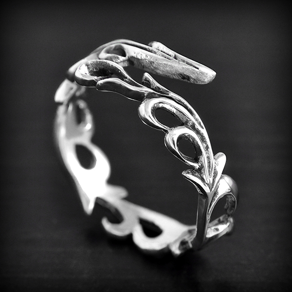 Jolie bague en argent d'une couronne florale finement découpée, ce modèle est réglable de la...