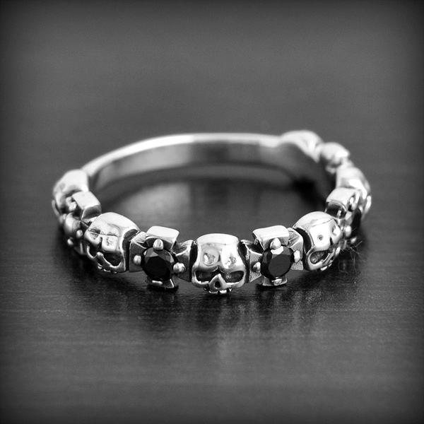 Bague anneau en argent ornée de têtes de mort, de croix des templiers et de zirconiums noirs...