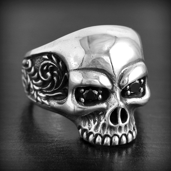 Bague en argent d'un crâne décoré de deux yeux de zirconium blanc ou noir facettés et griffés et...