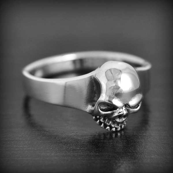 Bague en argent d'une tête de mort en volume (h:12mm).