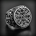 Chevalière en argent d'une croix de Malte parée de zirconiums noirs avec de part et d'autre deux...