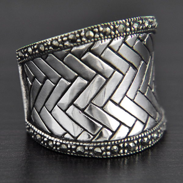 Bague en argent légèrement concave avec motif de tresse thaï et bordures incrustées de...
