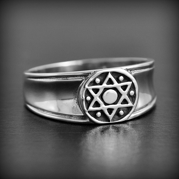 Bague en argent petite chevalière étoile de David sur le chaton et anneau légèrement concave(h:9mm)