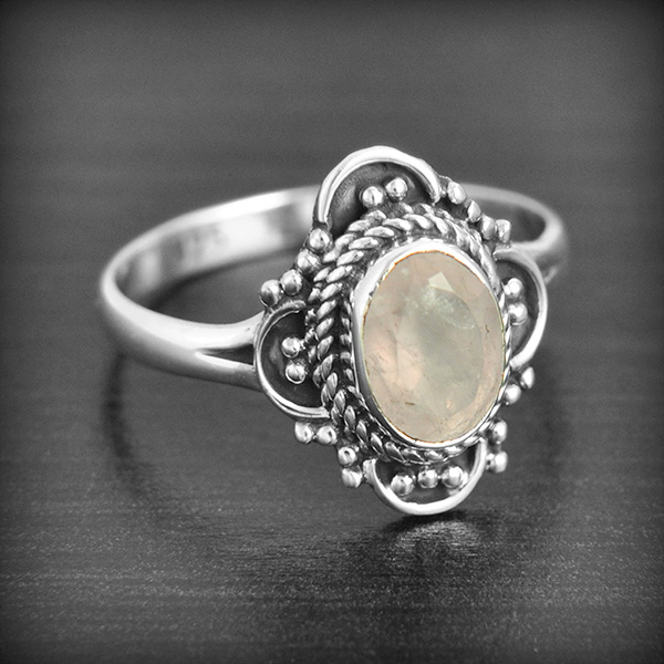 Bague en argent d'une jolie nacre rose facettée sertie d'une dentelle (h:15 mm).