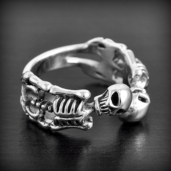 Bague originale en argent, avec une monture composée de deux squelettes en volume en tête bêche...