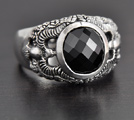 Superbe bague en argent ornée d'un zircon noir facetté et parée de 2 aigles sur les côtés (h:16mm).