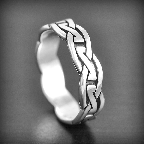 Bague anneau en argent gravé sur tout le tour d'un entrelacs original, très belle finition. (h:6mm).