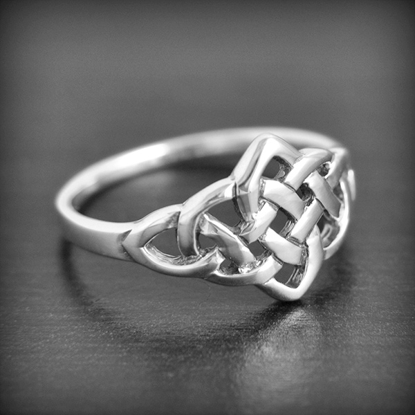 Bague en argent d'un ravissant entrelacs celtique de bel épaisseur (h:11 mm).