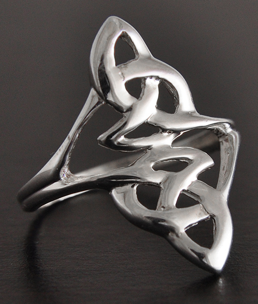 Bague en argent d'un bel entrelas élancé et féminin qui habillera votre main avec délicatesse...