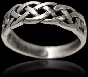 Bague en argent d'un bel entrelas celtique épais ajouré, modèle intemporel et mixte (h:6mm).