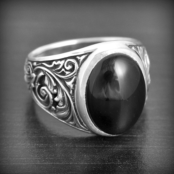 Magnifique bague en argent d'un cabochon de belle taille Onyx orné de chaque cotés de motifs...